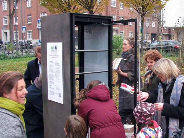 25. Offener Bücherschrank der Bürgerstiftung Köln in Nippes eröffnet: Christiane Rabbe (rechts), Vorstandsmitglied der Bürgerstiftung Köln, freut sich.