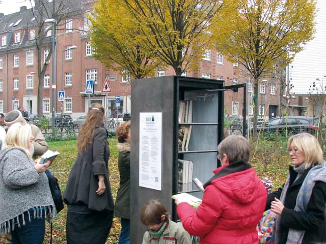 25. Offener Bücherschrank der Bürgerstiftung Köln in Nippes eröffnet: Christiane Rabbe (rechts), Vorstandsmitglied der Bürgerstiftung Köln, freut sich.
