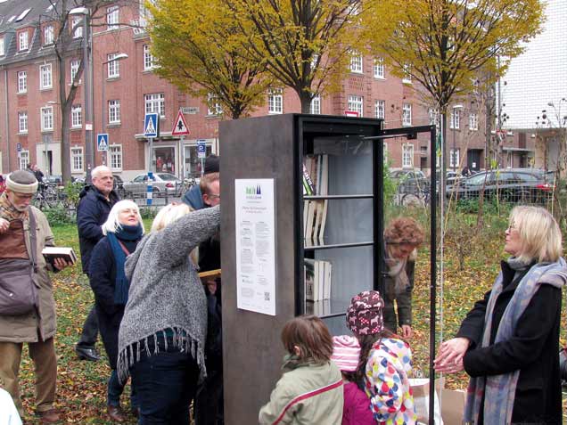 25. Offener Bücherschrank der Bürgerstiftung Köln in Nippes eröffnet: Christiane Rabbe (rechts), Vorstandsmitglied der Bürgerstiftung Köln, freut sich.