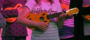 Ukulele: „Hüpfende Flöhe“ sorgen für Begeisterung an Poller Grundschule