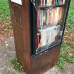Zerstörte Glasscheibe am Bücherschrank am Leipziger Platz
