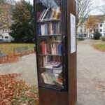Zertretene Glasscheibe am Bücherschrank am Leipziger Platz