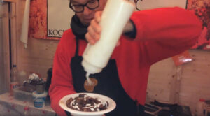 "Niemand macht so virtuos Joghurtsauce auf die Bohnen!" : Sven Johannsen, Vorsitzender der Bürgerstiftung Köln, hat am Stand der Refoodgees auf dem "kleinsten Weihnachtsmarkt Kölns" an der Lutherkirche in der Kölner Südstadt tatkräftig mitgeholfen. 