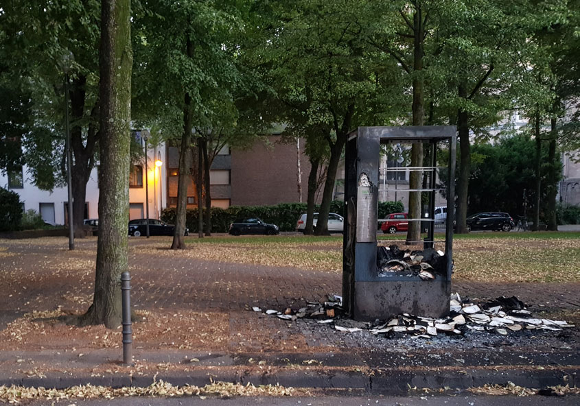 Der Bücherschrank am Gereonsdriesch wurde durch den Brand vollständig zerstört.