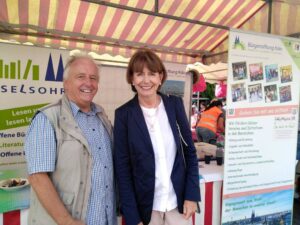 Die Kölner Oberbürgermeisterin Henriette Reker zu Besuch beim Stand der Bürgerstiftung Köln am Ehrenamtstag auf dem Heumarkt am 2. September 2018