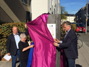 Bücherschrank in Buchheim eröffnet: Heinrich Engelhardt, Barbara Basch-Rakowski und Hans-Jürgen Greve enthüllen das Werk.