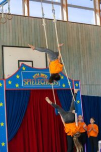 Der Kölner Spielecircus e.V. führte ein Zirkuswochenende in Köln-Chorweiler für Kinder und Jugendliche durch. Mit dabei waren auch junge Geflüchtete .