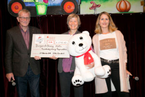 Ein symbolischer Scheck für mehr Grün an der Fassade des Raphaelshauses.