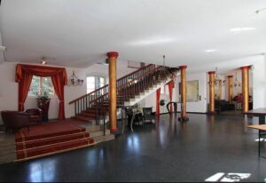 Tanzen in der festlichen Atmosphäre der Wolkenburg