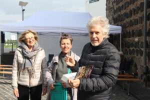 Tolles Event mit Frank Schätzing am Bücherschrank beim Bayenturm, hier mit Christiane Rabbe (links) vom Vorstand der Bürgerstiftung Köln, und Katharina Preßberger, der Patin des Bücherschranks.