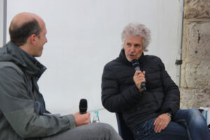 Der Kölner Erfolgsautor Frank Schätzing war zu Besuch beim Bücherschrank am Bayenturm und tauschte sich hier mit Dr. Claes Neuefeind zum Thema Künstliche Intelligenz (KI) aus.