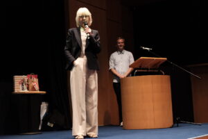 Große Filmgala: Kinder und Jugendliche zeigten ihr „buntes Köln“ und konnten dabei den „Pänz & Lällbeck Filmpreis“ der Bürgerstiftung Köln gewinnen. Elfi Scho-Antwerpes und Simon Wessel-Therhorn.