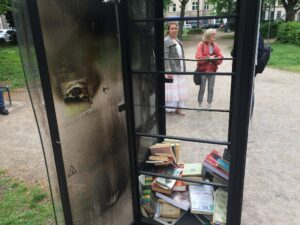 Unser Weihnachtswunsch: Finanzielle Standsicherheit für den Bücherschrank am Leipziger Platz