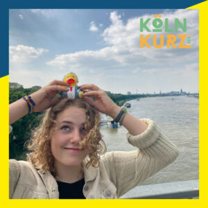 Clara hatte viel Spaß beim Treffen mit unserer Motto-Ente. Sie ist Jurorin bei unserem Jugendfilmpreis.