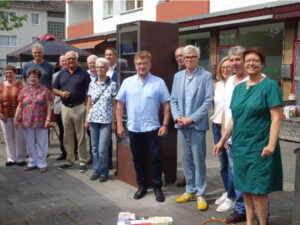 Ein Freitag, der 13., als Glückstag: Einweihung des Bücherschranks in Holweide