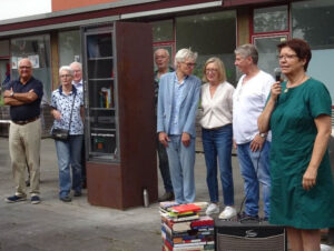 Förderer und Unterstützer bei der Einweihung des Bücherschranks.