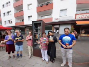 Viele der eingeladenen Gäste, Unterstützer und Sponsoren brachten Bücher mit und begannen den Bücherschrank zu füllen.