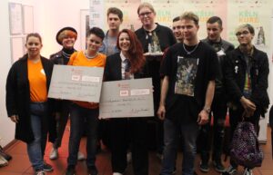 Preisverleihung "Köln Kurz 2021": Tahnee mit den Gewinner*innen vom anyway e.V.