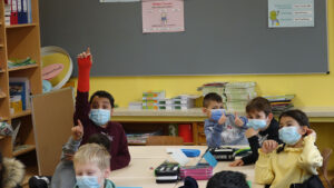 Aktiv dabei: Die Kinder der 3b beim Vorlesetag an der Grundschule in der Friedlandstraße in Holweide. Sven Johannsen las aus „Schuld war nur das Brauseschwein“ vor.