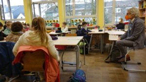 Sven Johannsen, Vorstand der Bürgerstiftung Köln, beim Vorlesetag in der Klasse 3b der Grundschule Friedlandstraße.