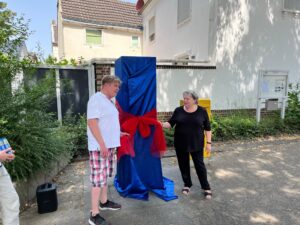 Elisabeth Bebber, Schrankpatin und Markus Politz, Schrankpate, eröffnen den Bücherschrank in Porz-Langel.