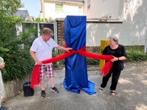 Elisabeth Bebber, Schrankpatin und Markus Politz, Schrankpate, eröffnen den Bücherschrank in Porz-Langel.