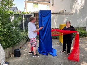 Elisabeth Bebber, Schrankpatin und Markus Politz, Schrankpate, eröffnen den Bücherschrank in Porz-Langel.