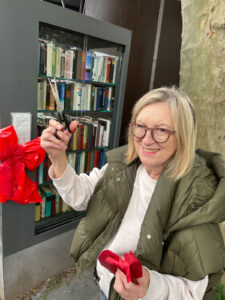 Zuwachs für unser Projekt „Eselsohr“: Christiane Rabbe bei der Eröffnung in Eil.