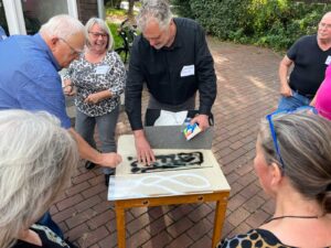 Reinigung des Bücherschranks - Impressionen vom Pat*innen-Treffen: Ergiebiger Erfahrungsaustausch und innovative Ideen rund ums Projekt "Eselsohr" im Stadtteiltreff in der Stegerwaldsiedlung (Mülheim-Süd
