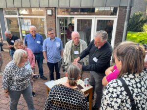 Reinigung des Bücherschranks - Impressionen vom Pat*innen-Treffen: Ergiebiger Erfahrungsaustausch und innovative Ideen rund ums Projekt "Eselsohr" im Stadtteiltreff in der Stegerwaldsiedlung (Mülheim-Süd